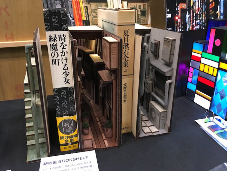 Los sujetalibros de madera únicos transforman la diorama de los callejones estrechos de Tokio