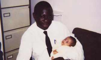 "Phone Box Baby" se junta con el hombre que la rescató hace 22 años