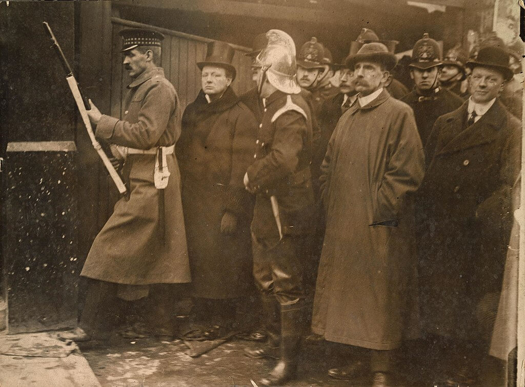 Churchill (segundo a la izquierda) fotografiado en el sitio de Sidney Street.