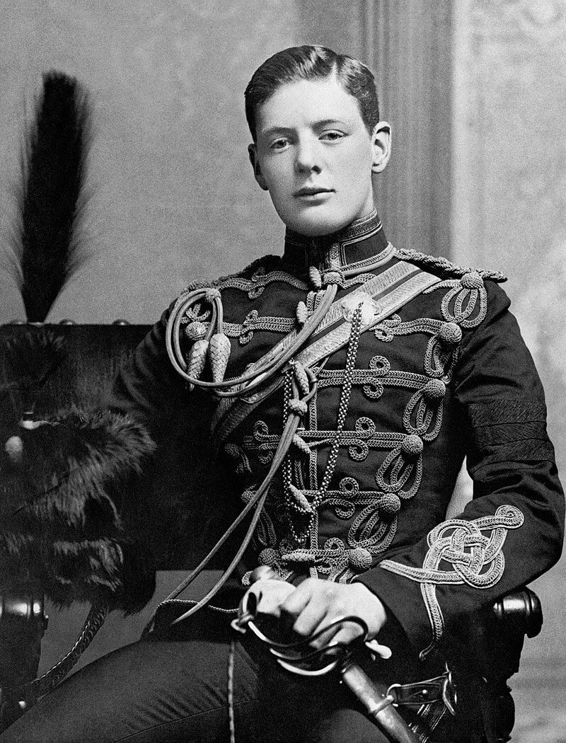 Churchill con el uniforme militar de la 4ta Reina de Húsares en Aldershot en 1895.