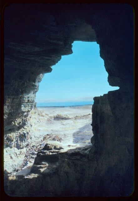 Una vista del Mar Muerto desde una cueva en Qumran en la que se descubrieron algunos de los Rollos del Mar Muerto.