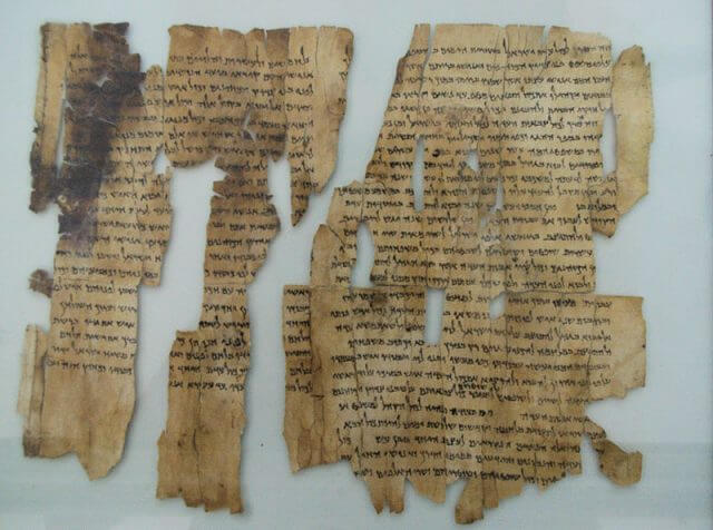 Escritos en hebreo, arameo y griego, principalmente en pergamino, pero con algunos escritos en papiro e incluso cobre, los manuscritos de los Rollos del Mar Muerto generalmente datan entre el 150 a. C. y el 70 d. C.