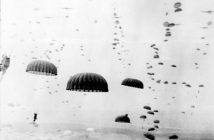 Los paracaídas se abren en lo alto cuando las olas de paracaidistas aterrizan en Holanda durante las operaciones del 1er Ejército Aerotransportado Aliado. Septiembre de 1944.