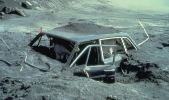 El auto del fotógrafo Reid Blackburn después de la erupción