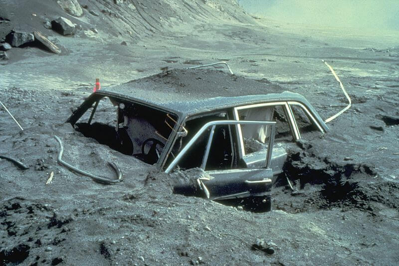 El auto del fotógrafo Reid Blackburn después de la erupción
