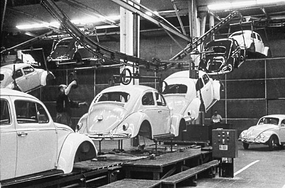 Increíbles fotos de la fábrica de Volkswagen de 1963 para los fanáticos de Volkswagen