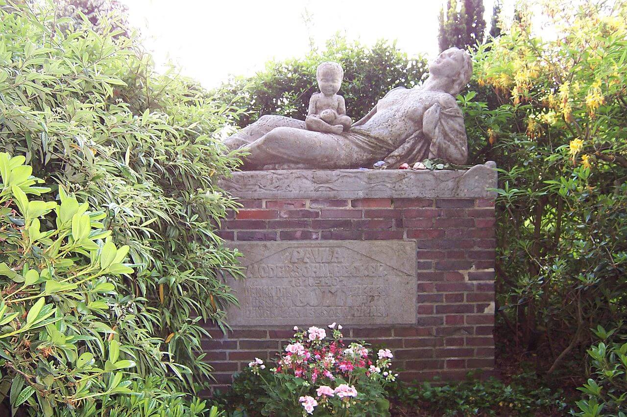 Monumento sobre la tumba de Paula Modersohn-Becker en el cementerio de Worpswede, del escultor Bernhard Hoetger (1907)