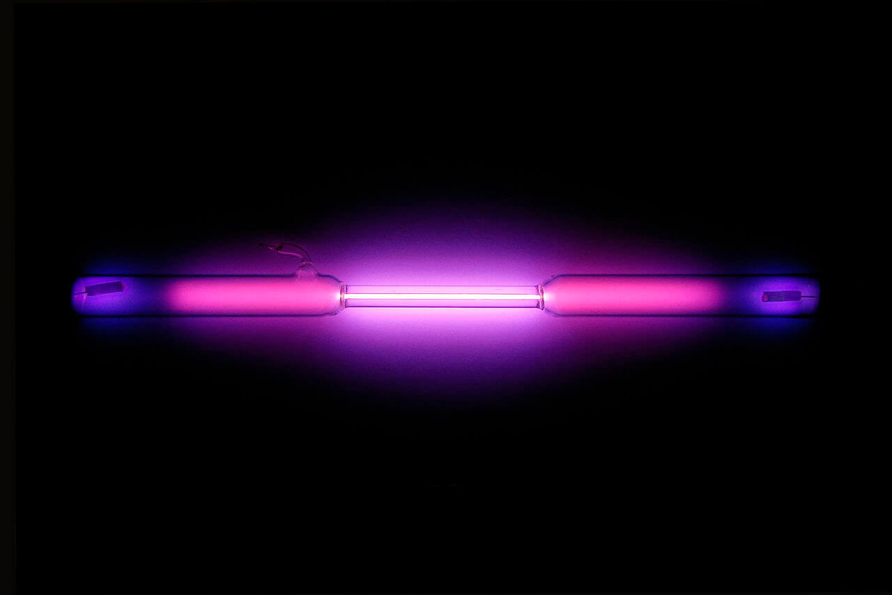 Vial que contiene un gas brillante violeta