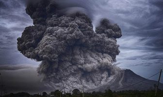 ¿Cómo cambian los volcanes la superficie de la Tierra?